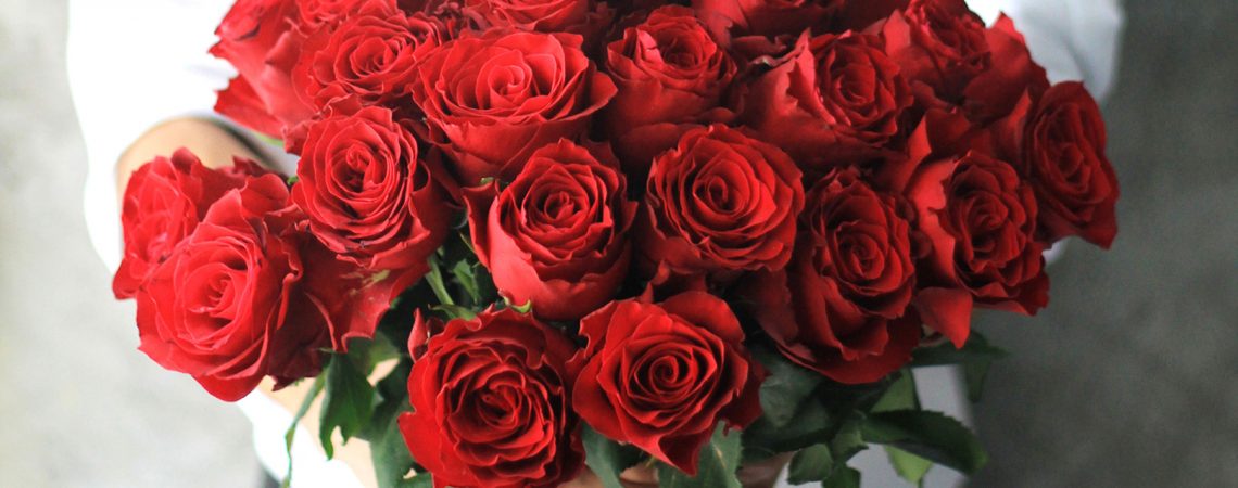 Best Red Rose Hand Bouquets for Valentine’s Day 2022