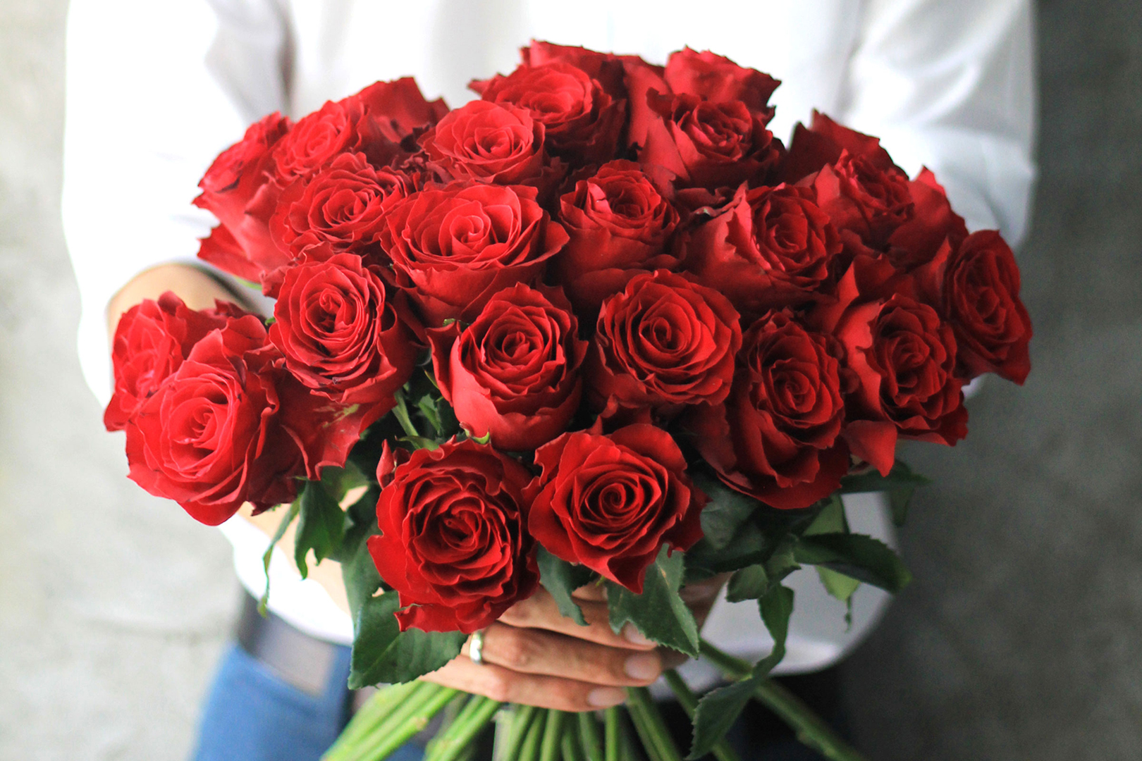 Best Red Rose Hand Bouquets for Valentine’s Day 2022